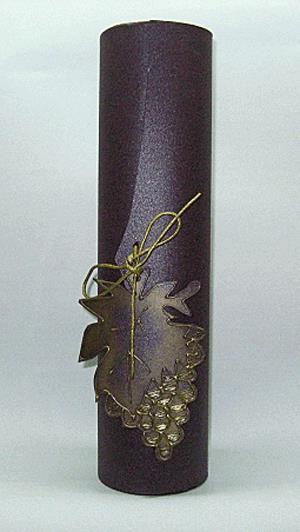Lila színű henger alakú bortartó doboz - sima kartonból