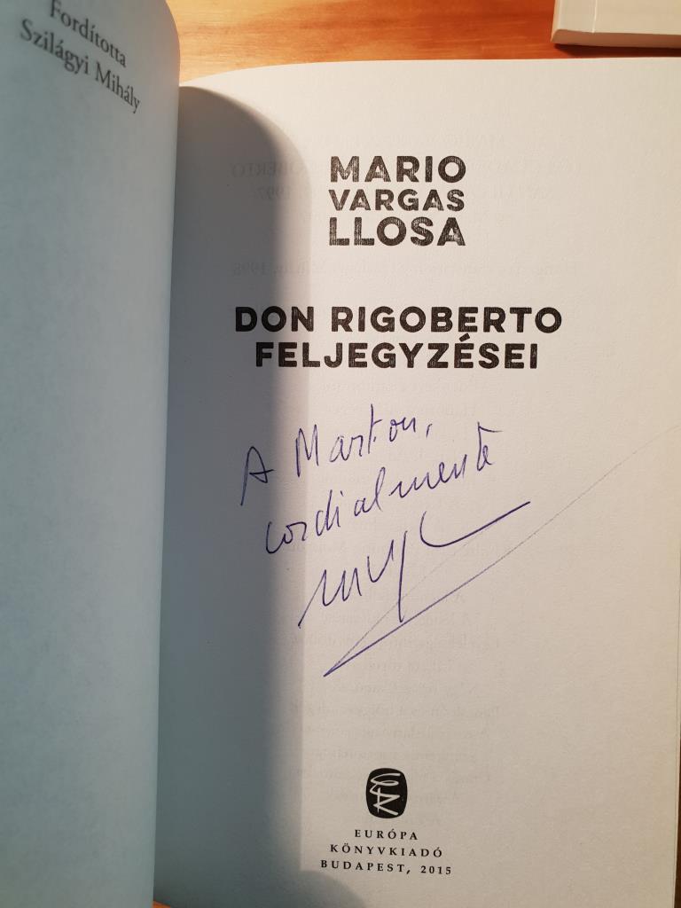 Segítek: a Don Rigoberto feljegyzései volt az egyik a kettő kötet közül, amelyet Mario Vargas Llosa dedikált nekem Budapesten. 