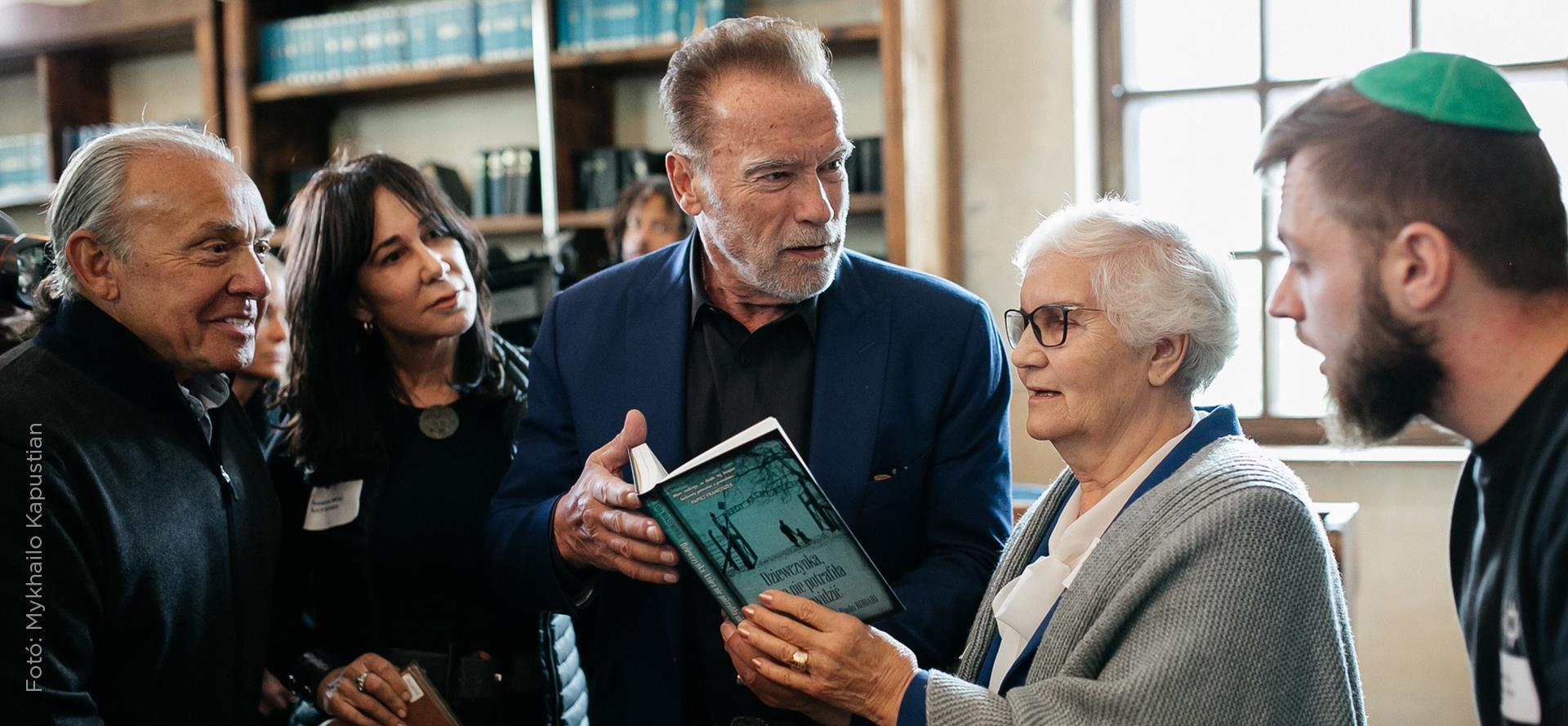 Arnold Schwarzenegger és A kislány, aki képtelen gyűlölni szerzője közösen üzennek a gyűlölet ellen