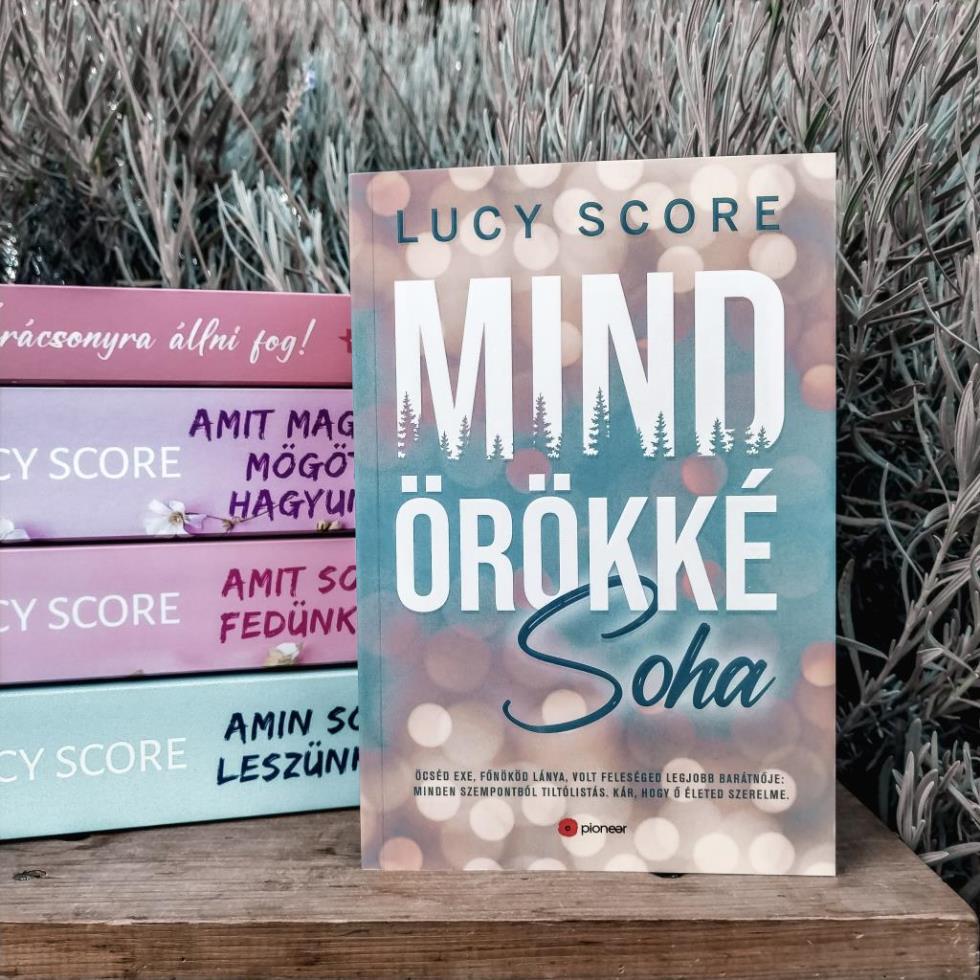 Lucy Score Knockemout trilógiája hatalmas kedvencem, ezért elhatároztam, hogy elolvasom az írónő többi regényét is, s habár a Mindörökké soha nem ugrotta meg az említett trilógia szintjét, mégsem báno