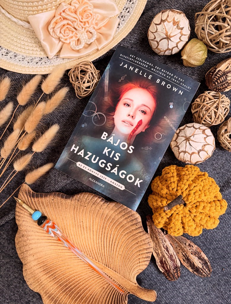 Janelle Brown: Bájos kis hazugságok c. regénye az Amazonnál az év könyve lett 2020-ban, így meglehetősen magas elvárásokkal kezdtem neki e könyv olvasásának. Nem is okozott csalódást.
No de lássuk röv