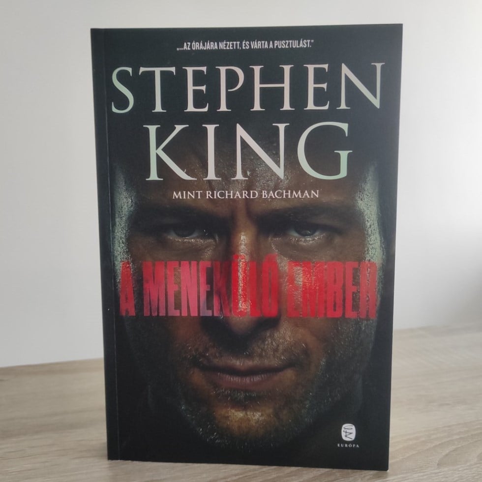 A Menekülő ember Stephen King egyik leginkább alulértékelt műve.
A regény nemcsak egy üldözés története, hanem korai, zseniális társadalomkritika.
King a média manipulációját, a szegénység és a hatalo