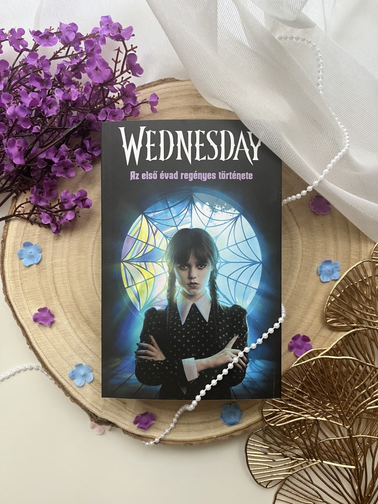 Tehlor Kay Mejla: Wednesday - Az első évad regényes története 

„Sötét humor, morbid báj és egy lány, aki sosem mosolyog.”

A Wednesday története pontosan olyan, mint a főhőse: különc, éles eszű és eg