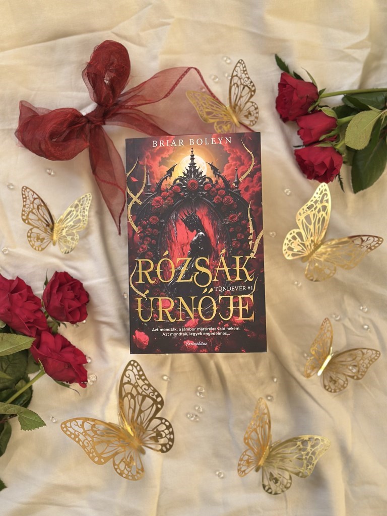 Aki szereti Artúr király történetét és ezek újragondolásait, azoknak ajánlom ezt a történetet:
Morgan az átkozott tündék vérét örökölte, emiatt pedig meg van pecsételve sorsa. Hiába ő a jogos trónörök