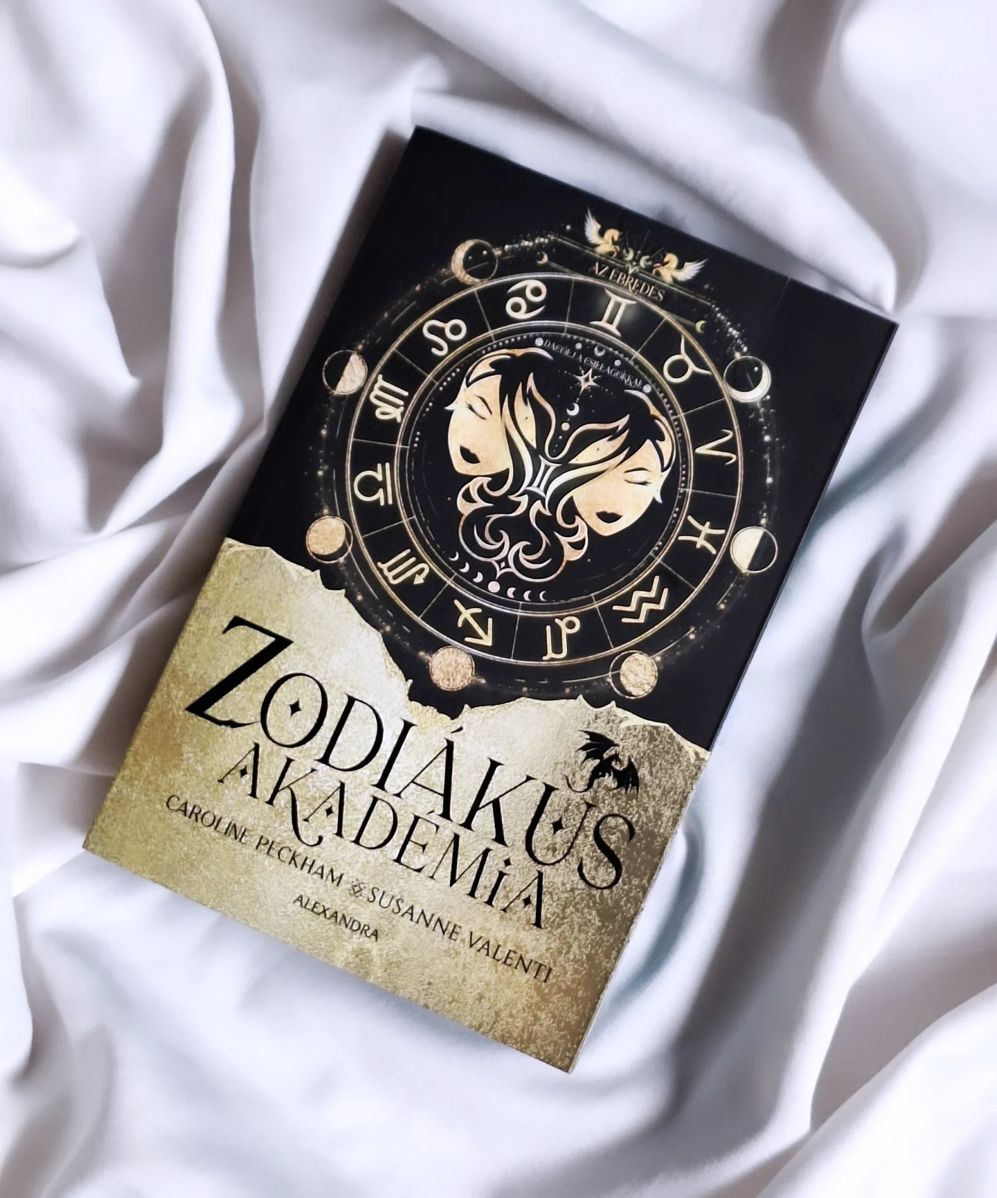 Hűha, nem semmi volt ez a könyv. Mindent tartalmaz, amit a való életben teljes mértékben megvetek és utálok, mégis valahogy ebben az esetben próbáltam nem teljesen belegondolni abba, mit is csinálnak 