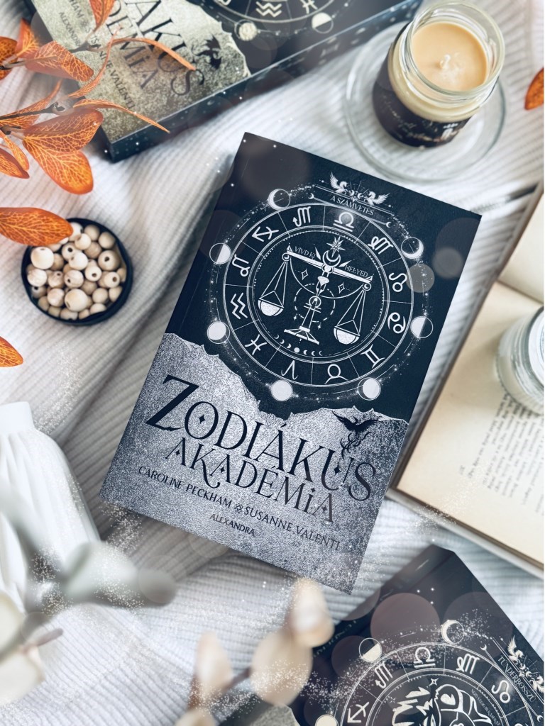 Halihó 😊

Caroline Peckham · Susanne Valenti: A számvetés
Könyvértèkelés: 5/⭐️⭐️⭐️⭐️⭐️💫

“Szoláriában a kék azt jelenti: királyi.
És nekem a kék azt jelenti: Te.”

Végre, végre, végre!
Itt volt az i