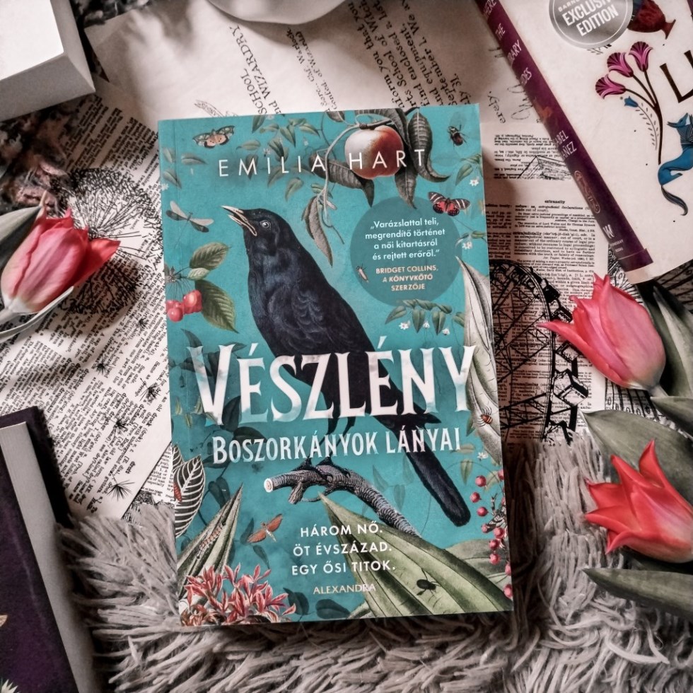 A Vészlény az írónő első megjelent regénye, amit én csak a Szirének után olvastam, viszont nekem nagyon kellett az idő, mert az írónő nem éppen könnyed témákhoz nyúl a regényei alatt, és hiába boszork