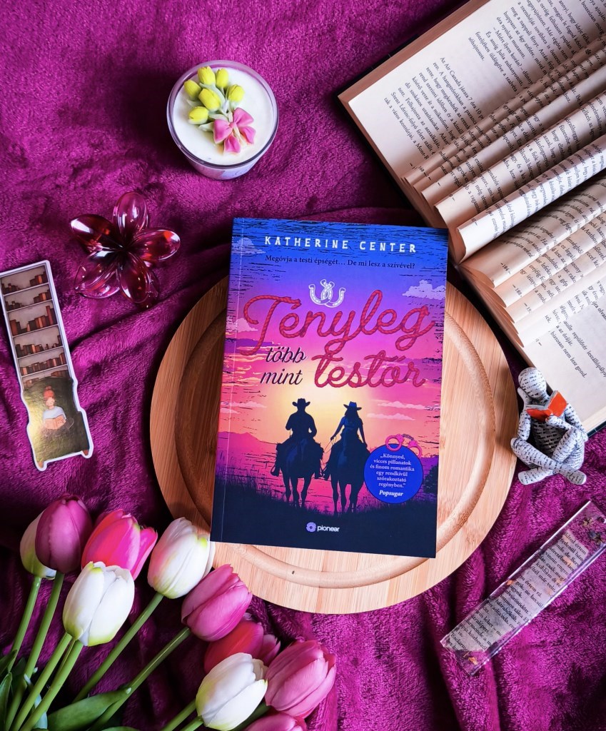 ❣️ Álkapcsolat
❣️ Kényszerű együttlét
❣️ Híresség és testőre
❣️ Lassan kibontakozó szerelem
❣️ Családi dráma 

A Tényleg több mint testőr egy szórakoztató romkom, kedvelhető szereplőkkel. Humoros, kik