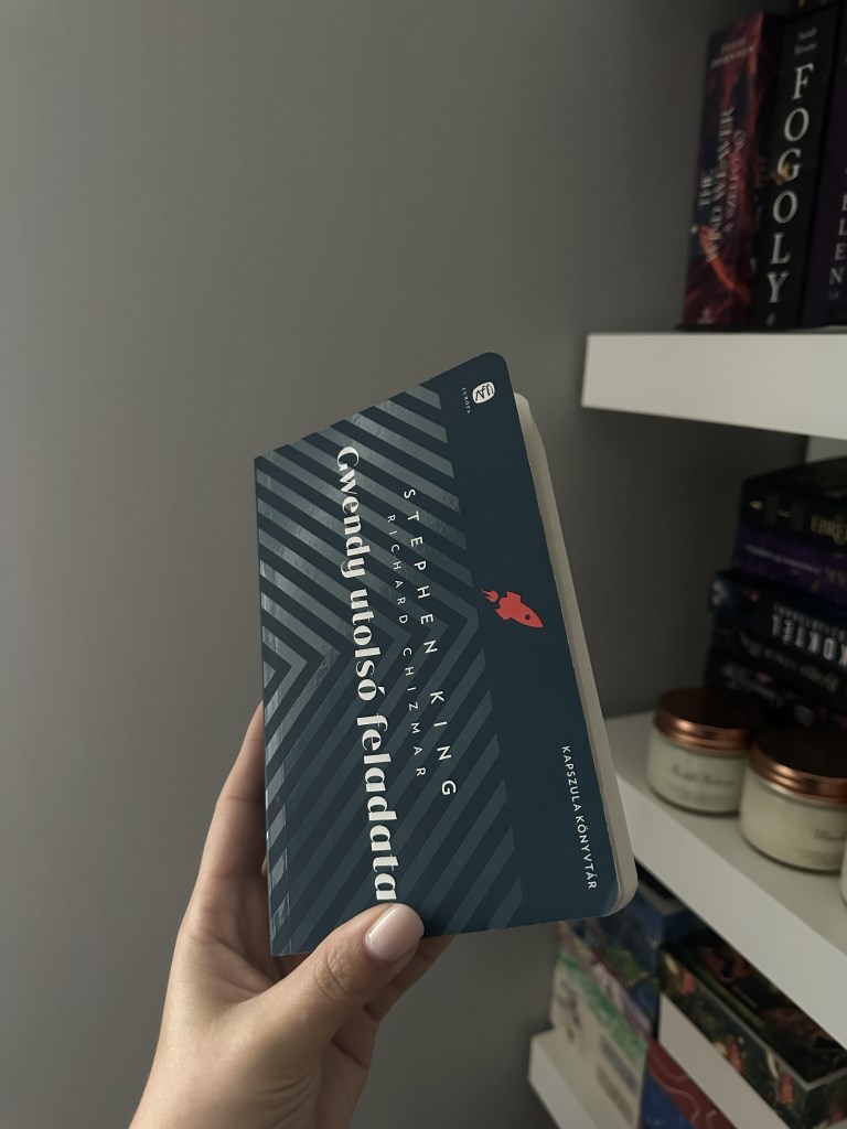 Gwendy utolsó feladata számomra egy könnyen befogadható, bárhol olvasható könyv volt , tényleg mindig magammal vittem, és gyorsan lehetett vele haladni. A történet egyszerűbb vonalvezetésű, nem nehezí