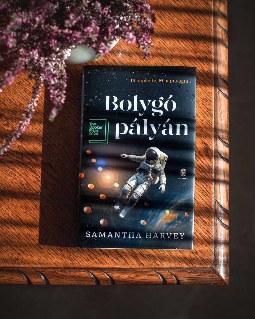 Az ide évem egyik kedvenc olvasmánya lett ez a könyv, aminek nagyszerűsége az egyszerűségében rejlik.

Nincs igazán története - egy nemzetközi űrállomáson 6 asztronauta egyetlen napjába, és az életük 