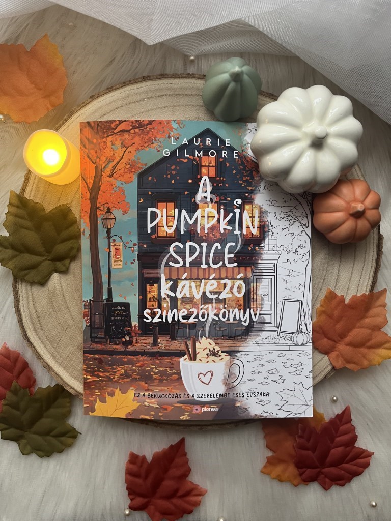 A Pumpkin Spice kávézó színezőkönyv pontosan azt a hangulatot hozza, amit a címe ígér: egy csésze lassú, fűszeres őszt, amit bármikor előkaphatsz, ha egy kis lelki megpihenésre vágysz.
A részletgazdag