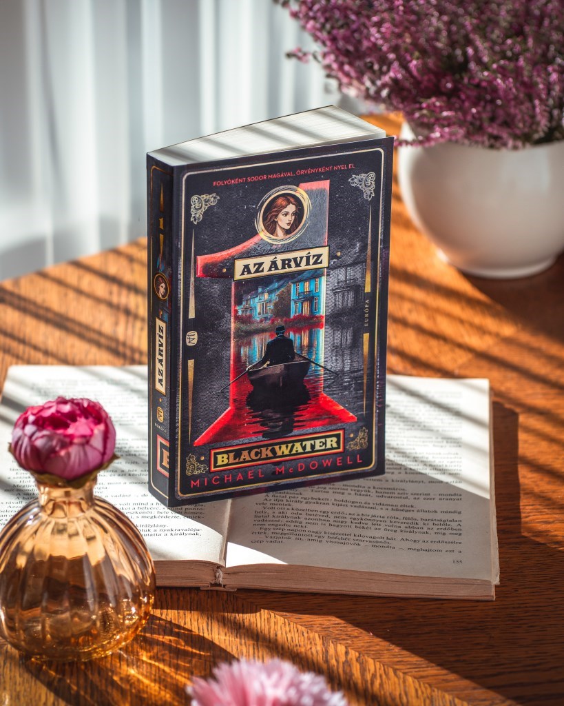 A víz mindent elönt... és valami ott marad utána...

A gótikus horror regényfolyam első kötete Az árvíz, mely "kellemesen borzongató", akár kezdő horror olvasók számára is jó választás lehet.

1919 ta