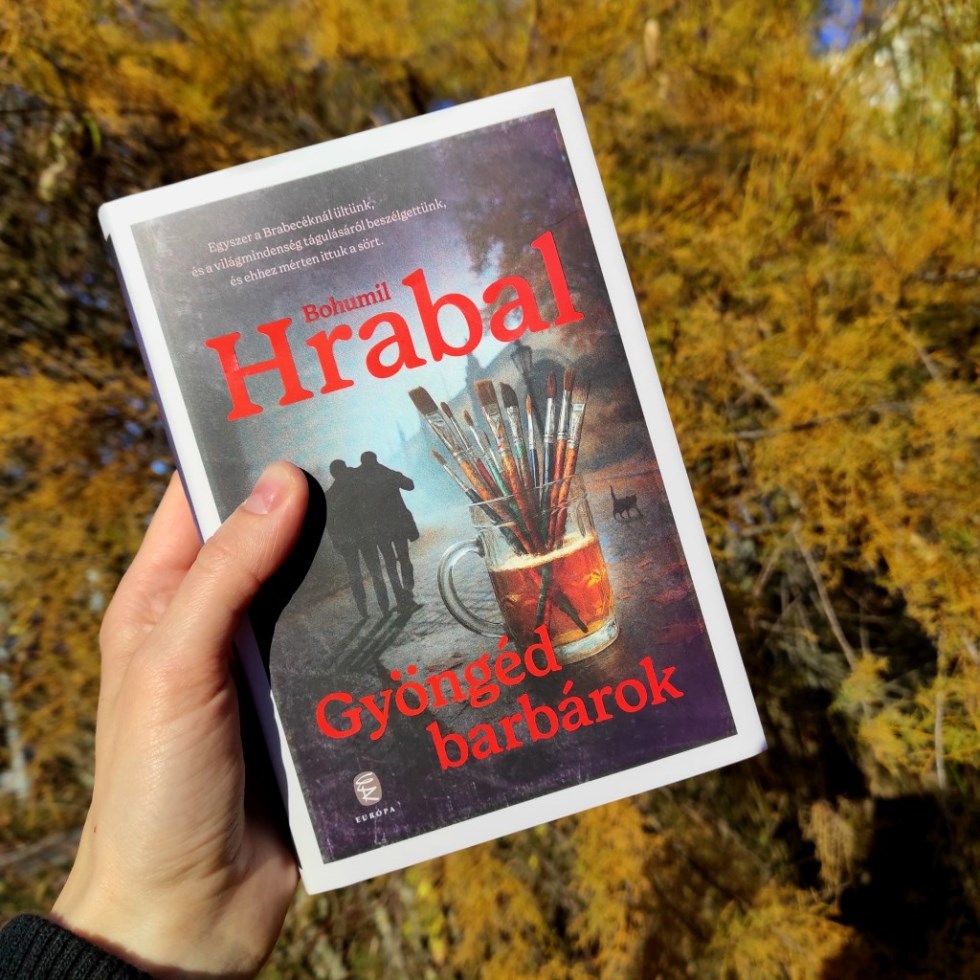 Bohumil Hrabal Gyöngéd barbárok című regénye az egyik legszemélyesebb műve: a barátság és a művészi őrület himnusza.
A szöveg mögött a prágai művészvilág tragikomikus árnyai sejlenek fel, miközben Hra