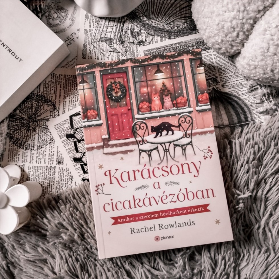 Ha szereted a cicákat, a karácsonyt és a kávét, akkor mindenképp olvasd el még az ünnepek előtt Rachel Rowlands Karácsony a cicakávézóban kötetét, hiszen tökéletes téli olvasmány, vannak benne cicák, 