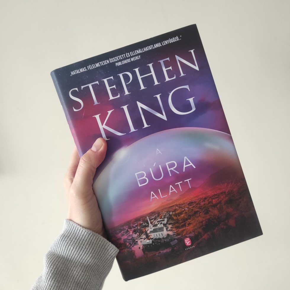 A Búra alatt Stephen King egyik legnagyobb szabású regénye, amely egyetlen nap alatt borítja fel egy amerikai kisváros életét: egy láthatatlan kupola hermetikusan elzárja őket a világtól. A történet e