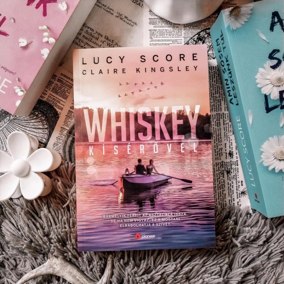 Lucy Score a kisvárosi románcok királynője, és a Bootleg Spings sorozat első része, a Whiskey kísérővel tarolt nálam. 