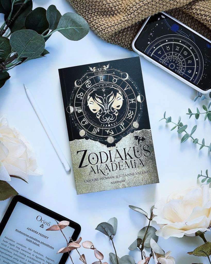 Könyvértékelés: 4,5⭐️

Ez a könyv csak jött, megláttam, beleszerettem és a polcomon landolt, ráadásul az első amit olvastam róla hogy hasonlít a Harry Potter-re. Úgy hogy nem volt kérdés..😊😍

A tört