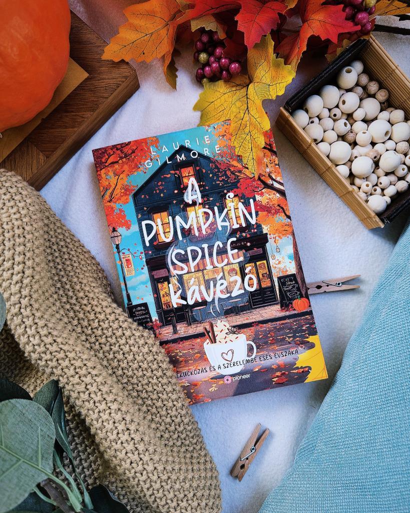 Könyvértékelés: 5/⭐️⭐️⭐️⭐️⭐️

Imádtam 🧡🍂🍁

Ezen a történeten nem kell sokat gondolkodni, nagy mélységeket és magasságokat sem kell várni, csak elmerülni benne egy forró itallal egy kényelmés fotelb