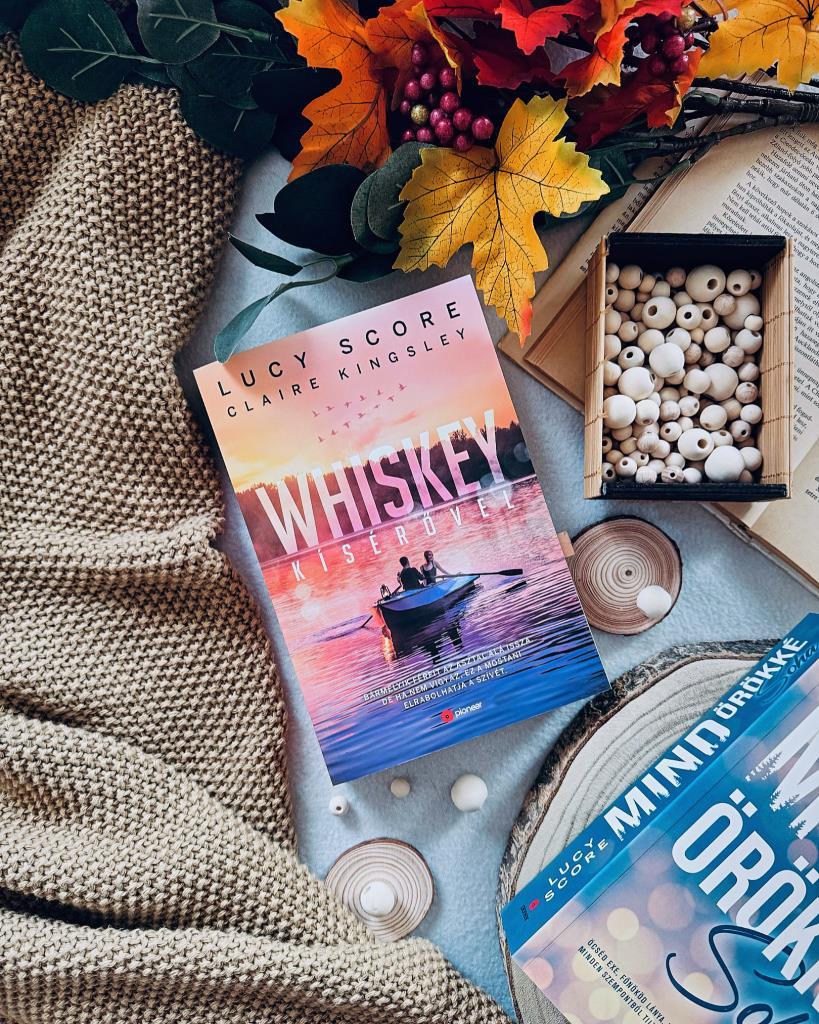 Sziasztok 🧡

Lucy Score-Claire Kingsley : Whiskey kísérővel 

Könyvértékelés: 5/⭐️⭐️⭐️⭐️⭐️

Felkészültetetek rá, hogy Knockemout után Bootleg Springs és a Bodine tesók elrabolják a szívetek? 🥹🧡
És 