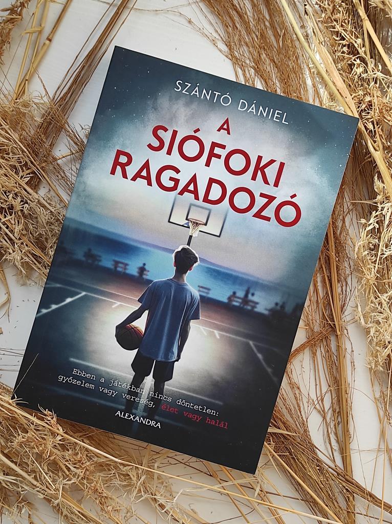 Balaton, nyár, sorozatgyilkos… Szántó Dániel legújabb krimije, a Siófoki ragadozó egy letehetetlen magyar thriller, amelyben a nyári idillt rettegés váltja fel. A történet pörgős, a karakterek hiteles