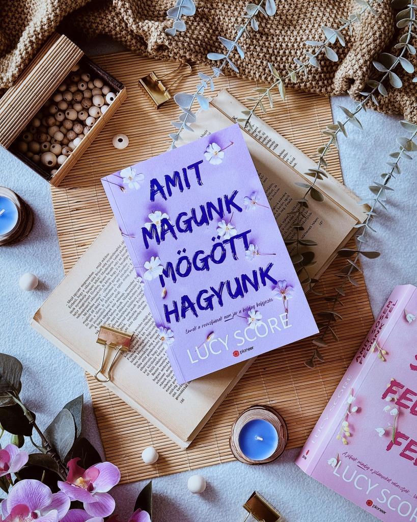 Sziasztok 💜

Lucy Score-Amit magunk mögött hagyunk (Knockemout 3) 
Könyvértékelés:⭐️⭐️⭐️⭐️⭐️

Ismét visszarepültem a kisvárosba, sajnos ezúttal utoljára, hogy belessek a kicsit különc de szexi könyvt