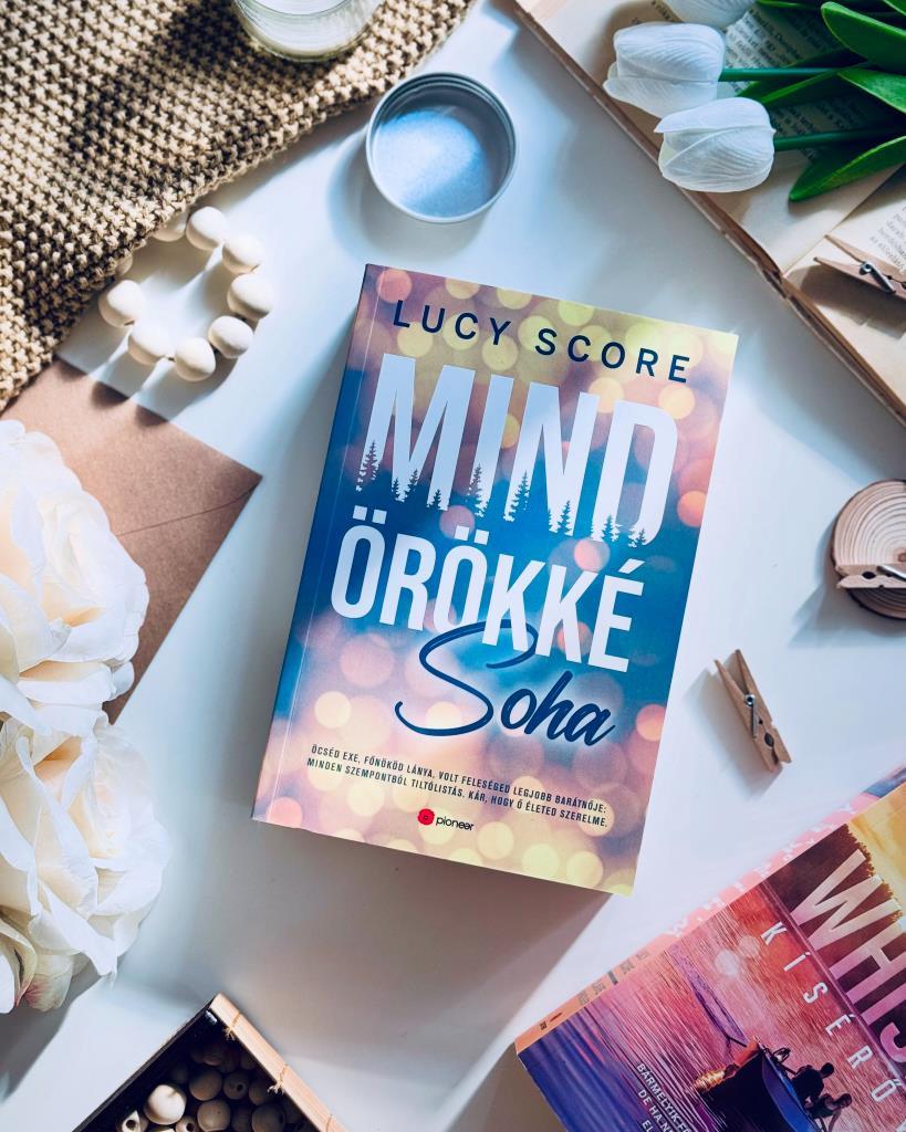 Halihó 🩵

Lucy Score: Mindörökké Soha 
Könyvértékelés:5/4,5⭐️

Tavasz nem múlhat el Lucy Score könyv nélkül, és ha nem is ez lett a kedvenc könyvem az írónőtől, imádtam belevetni magam a Mackinac- sz