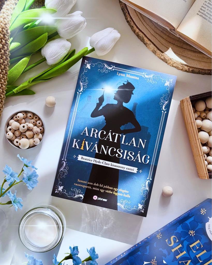 Lynn Messina: Arcátlan gyilkosság 💙
Könyvértékelés: 5/3,5⭐️

 “Az őszinte dicséret nem hamis hízelgés”

Nálam elég nehezen indult ez a könyv, talán a fogalmazás vagy a stílusa miatt, talán azért mert