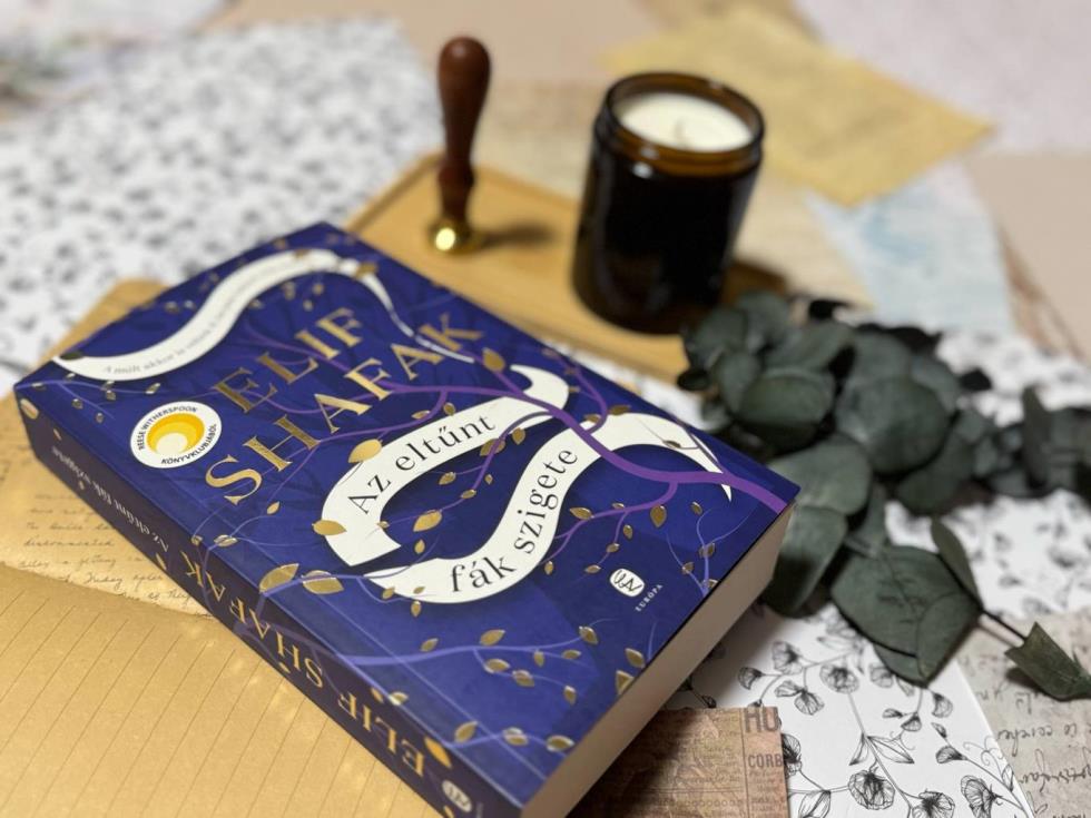 Elif Shafak könyveivel már nagyon régóta szemeztem, valahogy eddig mégsem jutottam el oda, hogy sorra kerítsem valamelyik regényét, így Az eltűnt fák szigete című regénye az első olvasmányom a szerzőt