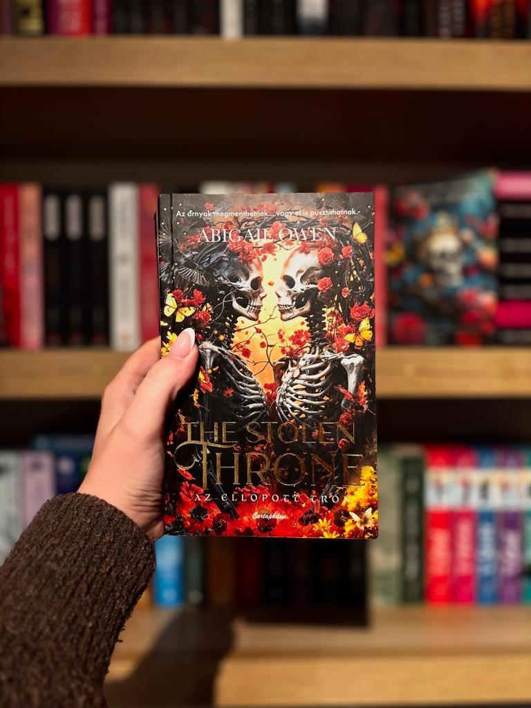 Abigail Owen - The Stolen Throne
Recenziós tartalom ❤️‍🔥

Először is: hadd köszönjem meg ismét a Cartaphilus kiadónak a recenziós példányt! Jobb történettel nem is kezdhettem volna el a recenziós tev
