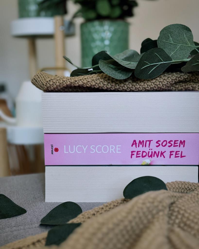 Halihó 🩷
Lucy Score: 🌸𝓐𝓶𝓲𝓽 𝓼𝓸𝓼𝓮𝓶 𝓯𝓮𝓭ü𝓷𝓴 𝓯𝓮𝓵
Könyvértékelés: 5/⭐️⭐️⭐️⭐️⭐️💫

“Az igazán jó dolgok csak akkor kezdődnek, amikor a falak leomlanak, és beengedsz valakit.”

Végre, végre
