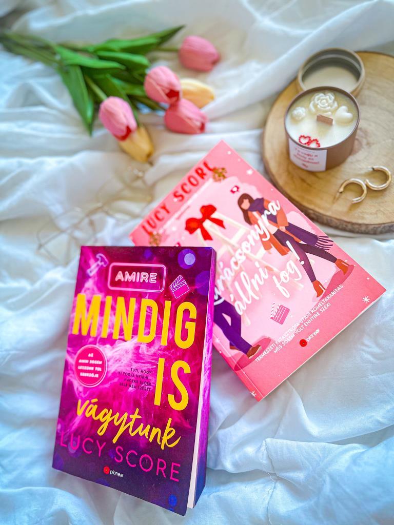 Ha szeretted Lucy Score Karácsonyra állni fog romantikus regényét, akkor az Amire mindig is vágytunk sem maradhat ki az elolvasandó könyveid közül!💕

Hogy mire számíthatsz? 
Nehéz sorsú emberekre, ak