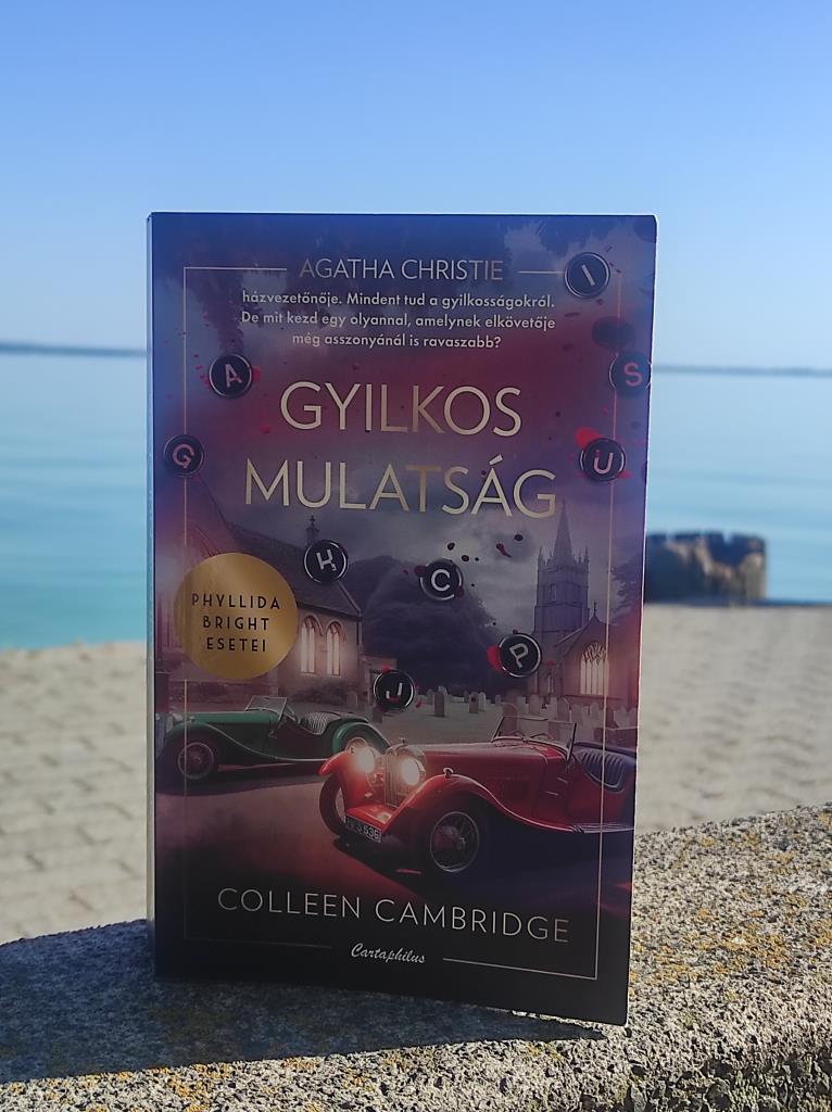 Colleen Cambridge Gyilkos mulatság című könyve egyszerre nosztalgikus és friss – olyan, mintha a klasszikus krimik hagyományait gondolta volna újra egy modern elbeszélő.
A regény egy elegáns angol kúr
