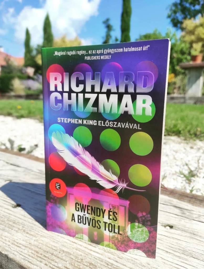 Richard Chizmar új könyve, Gwendy és a bűvös toll a Stephen Kinggel közösen írt Gwendy és a bűvös doboz folytatása – de ezúttal a történetet teljes egészében Chizmar írta.
Sajnos a végeredmény nem tud