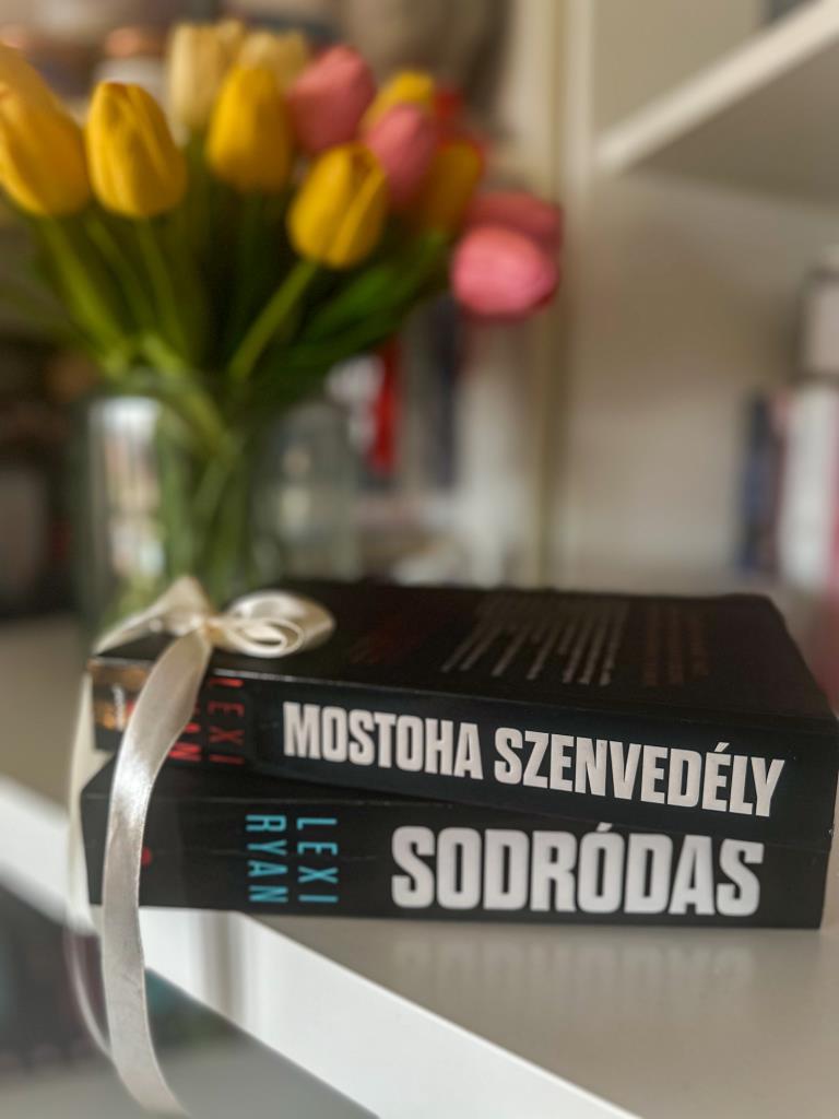 Az egyik legrégebbi kötet a gyűjteményemben a Piooner kiadások közül, Lexi Ryan Sodródás regénye!🖤

Nagyon sajnálom, hogy kevés könyve jelent csak meg magyarul az írónőnek, pedig fiatalos, könnyen ol