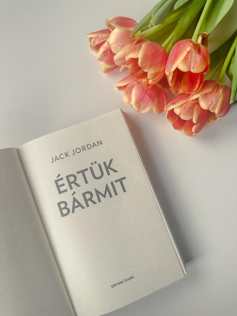 Őszintén most elég tanácstalan vagyok, ugyanis az író előző regénye meglepően pozitív érzéseket hagyott bennem, de ezúttal inkább untam a történetet.
Alapvetően sem kedvencem az e/3as írásmód, de amik