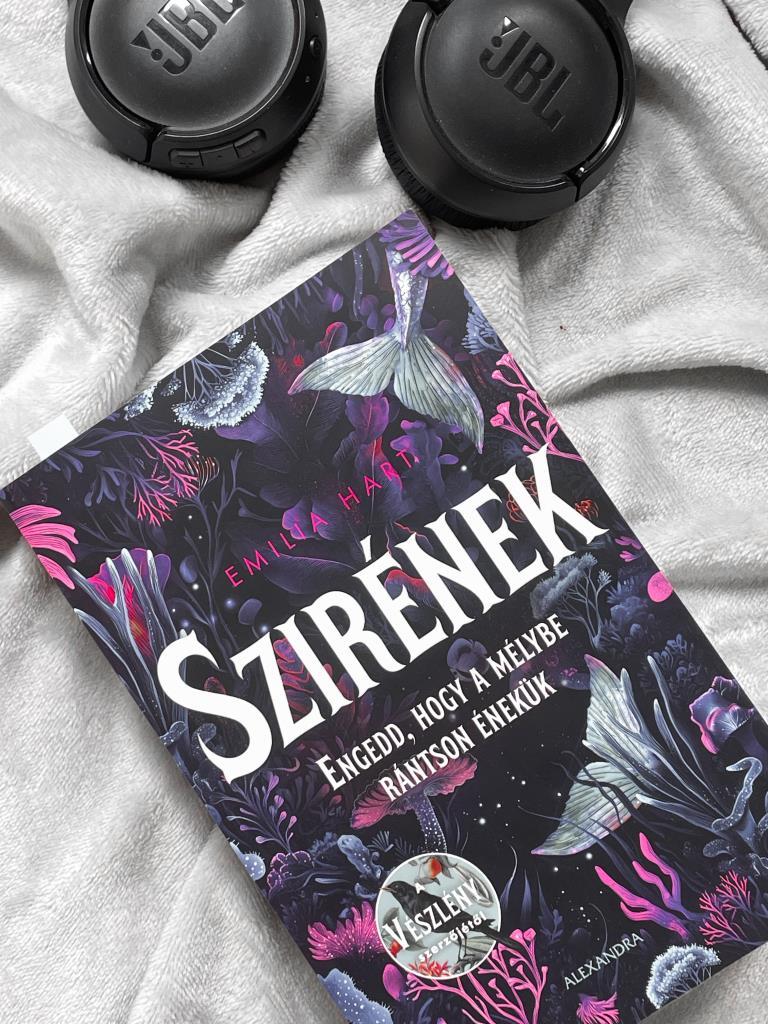 Ritkán “kísért” egy könyv története, de a Szirének pontosan ezt teszi az ausztrál partvidék leírásai és a tenger kísérteties történetei teremtette hangulatával.

Az 1800-as években Mary és Eliza egy f