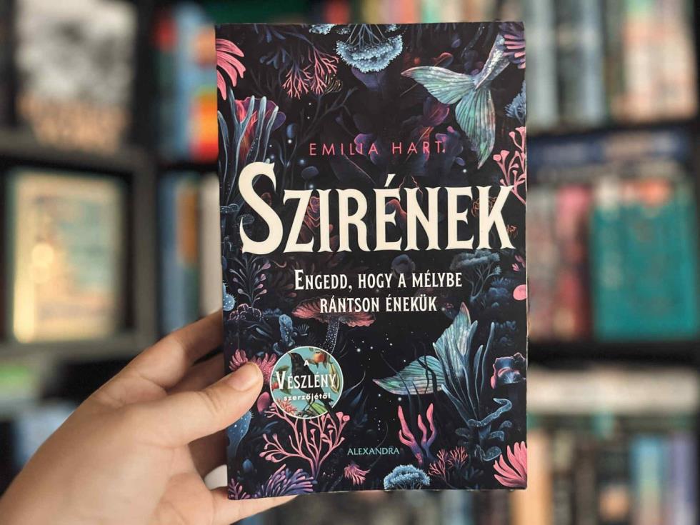 Emilia Hart már a Vészlény című kötetével belopta magát a szívembe, így biztos voltam benne, hogy a Szirének című regényét is sorra kerítem majd. Kicsit aggódtam ugyan, hogy vajon a második könyve is 