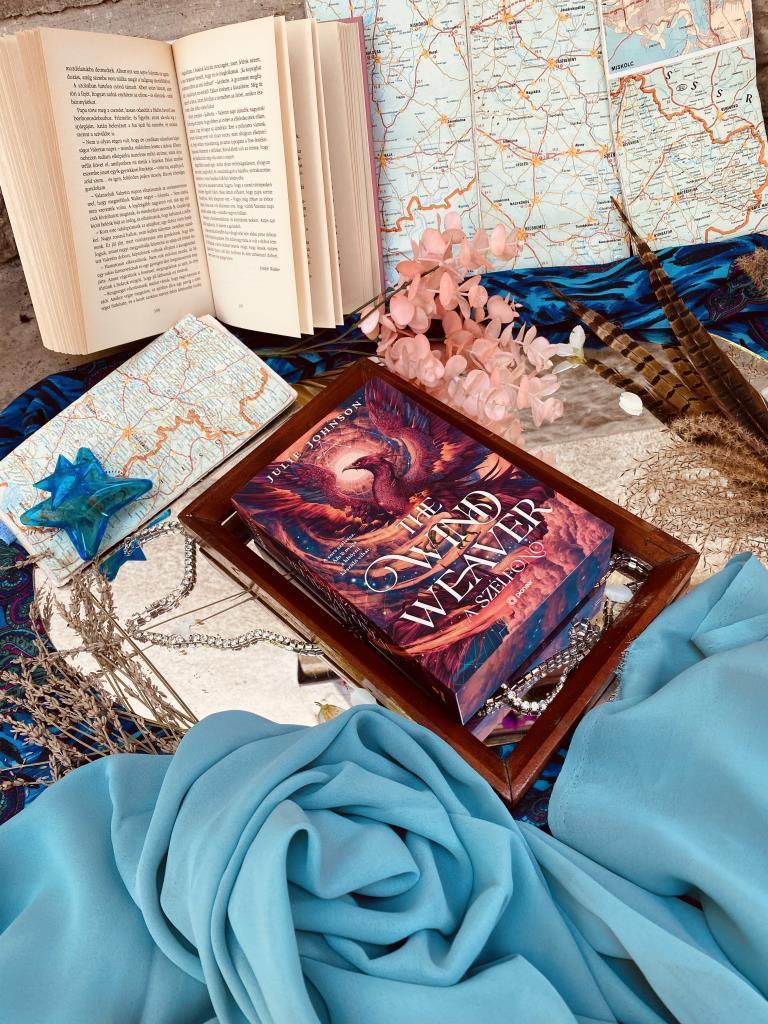 A Szélfonó ,és én megint új kedvencet avattam.
Már az első oldalnál éreztem, hogy ez nem egy szokványos fantasy lesz. 
