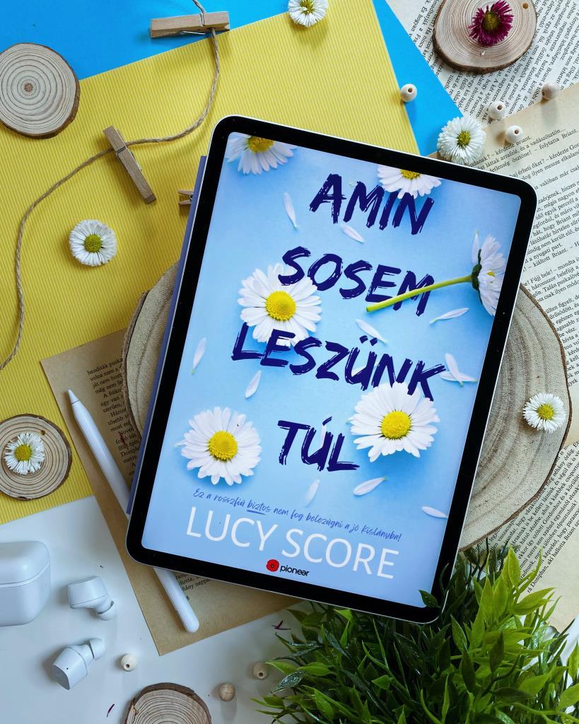 
Lucy Score: Amin sosem leszünk túl
Könyvértékelés: ⭐️⭐️⭐️⭐️⭐️ és még több✨

“– Otthon hagytam a kontaktlencsémet – mondta a férfi.
– A jó modoroddal együtt? – vágtam rá azonnal.”

Én nem akartam elol
