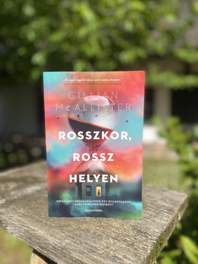 Mihez kezdenél, ha a fiad gyilkosságot követne el – és újra és újra visszakerülhetnél a múltba, hogy megakadályozd?

Gillian McAllister thrillere nem csupán egy izgalmas történet, hanem mélyen emberi 