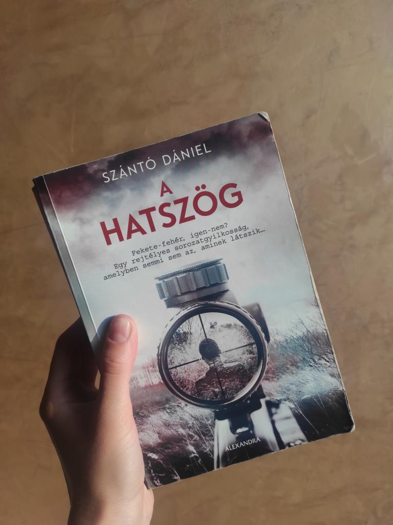 Szántó Dániel A hatszög című könyve egyszerre izgalmas és mélyen emberi.
Hat szereplő, hat életsors – egyetlen történetbe szőve, ahol a végkifejlet megdöbbentő, mégis logikus.
A magyar thrillerirodalo