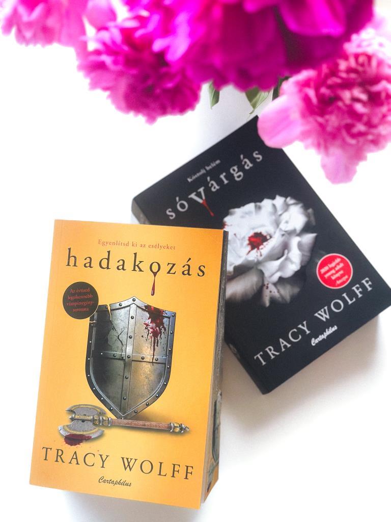 Neked melyik a sorozat kedvenc kötete? 

Nehezen tudnék választani, mert minden rész más élményt adott és más miatt érintette meg a szívemet, de a kedvencem talán a Vonzódás és a Sóvárgás lesz! 

A Só