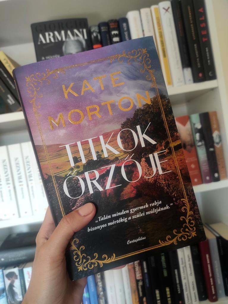 Kate Morton bestseller regénye egy különleges, három idősíkon játszódó történet a családi titkokról, elhallgatott igazságokról és az önmagunkhoz vezető útról.
A Titkok őrzője mélyen emberi, érzékeny r