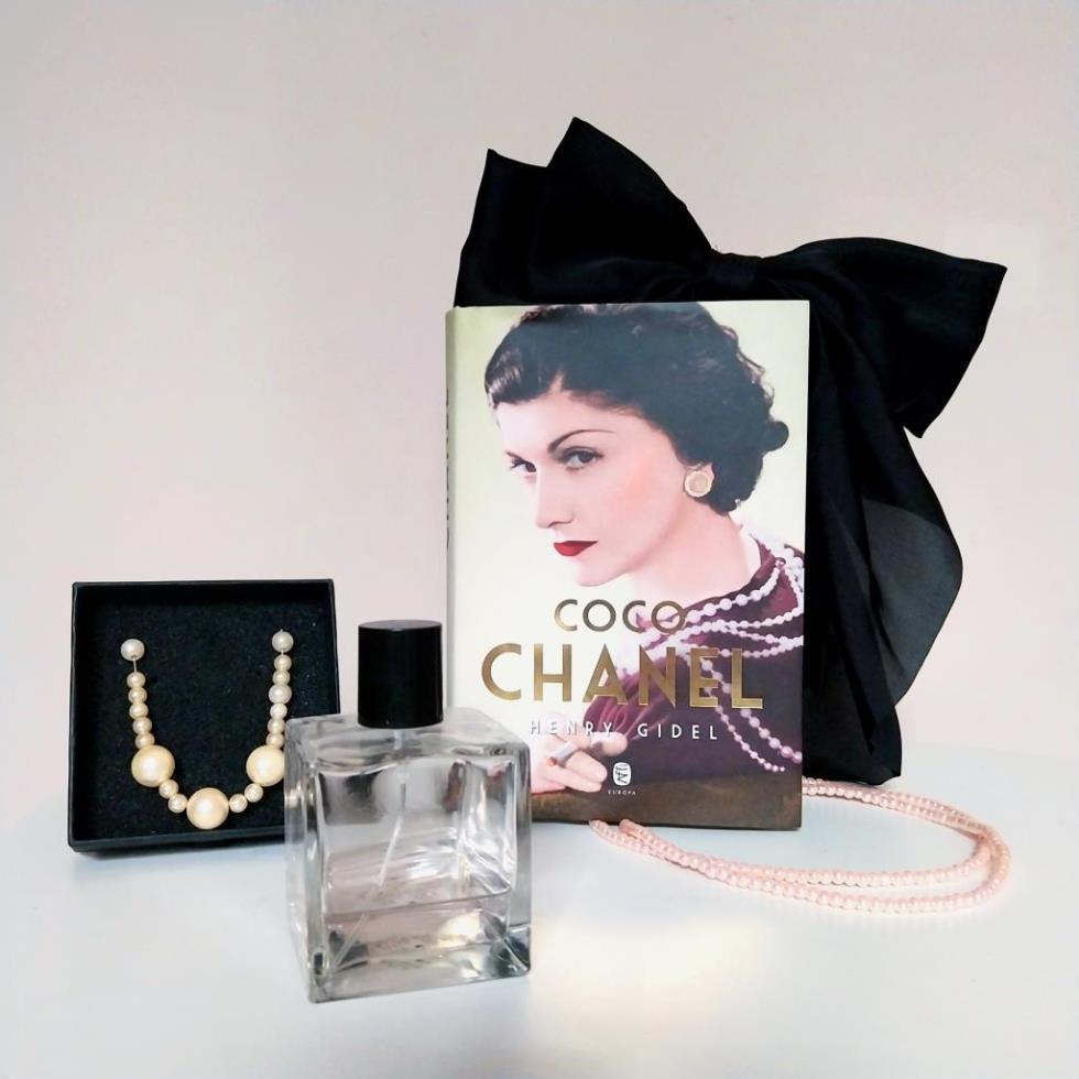 Gabrielle Chanel, akit ma mindenki Coco Chanelként ismer a nehéz kezdetek ellenére létrehozott egy "márkát" és ezzel rengeteg ember életét változtatta meg.
Történelmet írt...

A bátor és kitartó divat