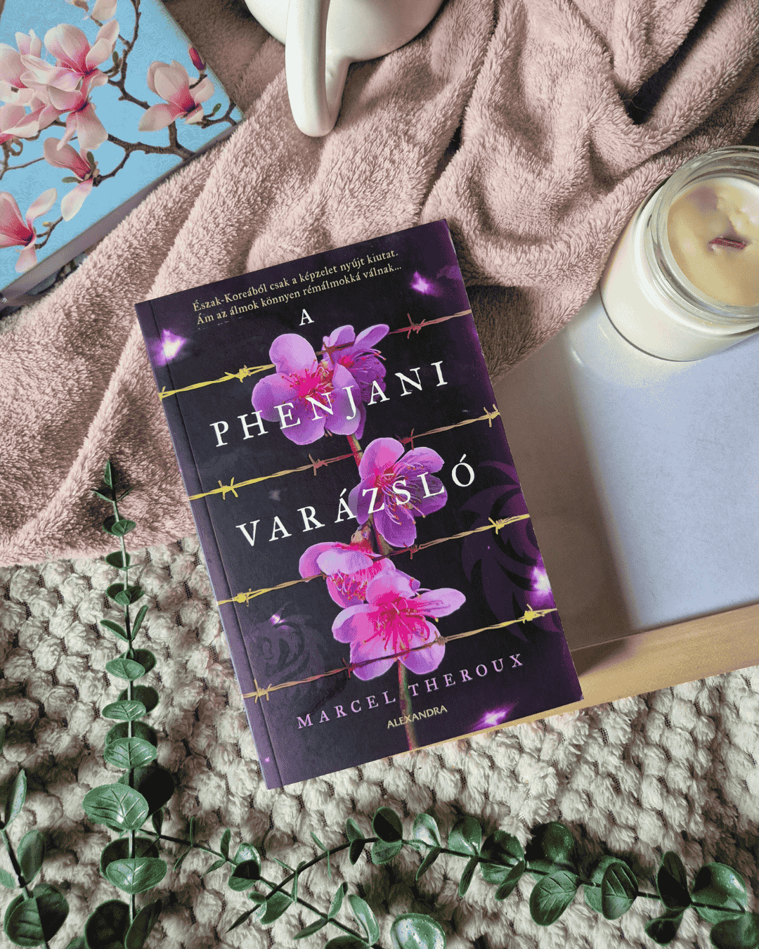 Kevés olyan regény van, ami ennyire csendesen dolgozik, mégis mélyre megy.
A phenjani varázsló nem harsány, nem klasszikus értelemben vett fantasy – de épp ez benne a legmeglepőbb. Egy totalitárius re