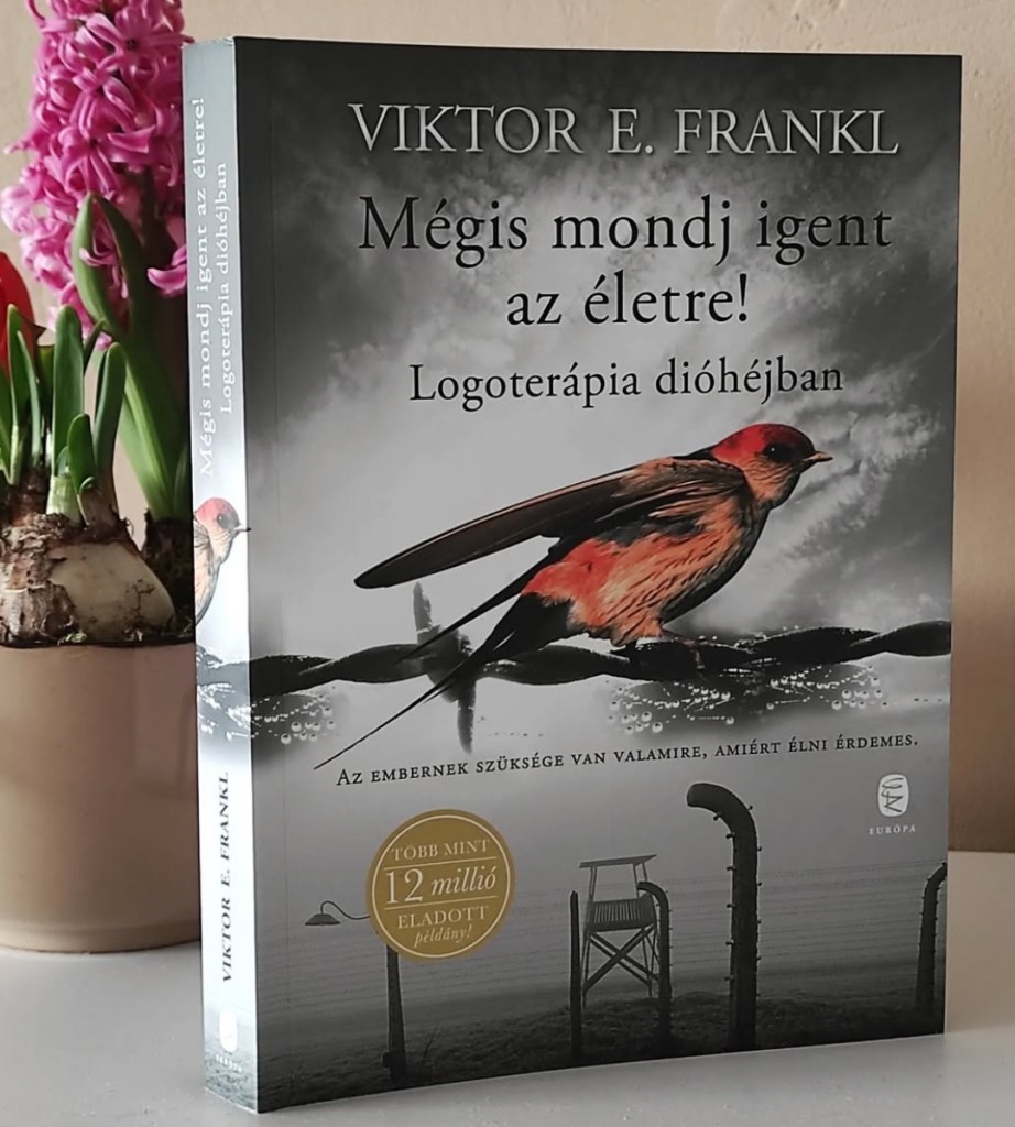 El kell olvasni – még ha nehéz is.
A Holokauszt témáját feldolgozó kötetek soha nem könnyűek, de van, amikor kötelességünk szembenézni velük. Ez a könyv – akárcsak Edith Eva Eger Döntése – pszichológu