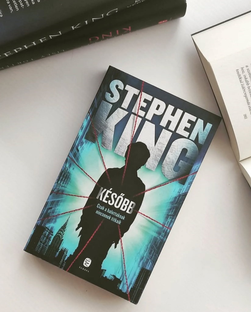Stephen King Később című regénye egy természetfeletti képességekkel megáldott fiúról szól, aki kénytelen olyan titkokkal szembesülni, amelyek talán jobb, ha örökre a sírban maradnak.
Jamie látja a hal