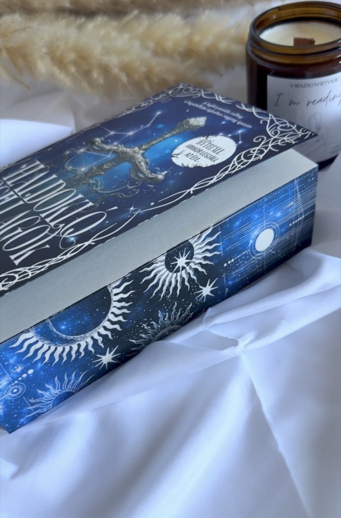 Kiknek ajánlanám? 

Akik szeretik a romantikus fantasykat, a kidolgozott és jó világfelépítést, a mágiát, nem retten vissza a titkoktól és rejtélyektől. 

Aki szeretne  szerelembe esni egy morally gre