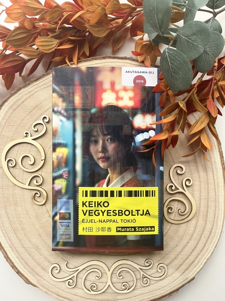 Murata Szajaka regénye érzékenyen mutatja be, mennyire szűk és sokszor kegyetlen kereteket szabhatnak a társadalmi elvárások. 