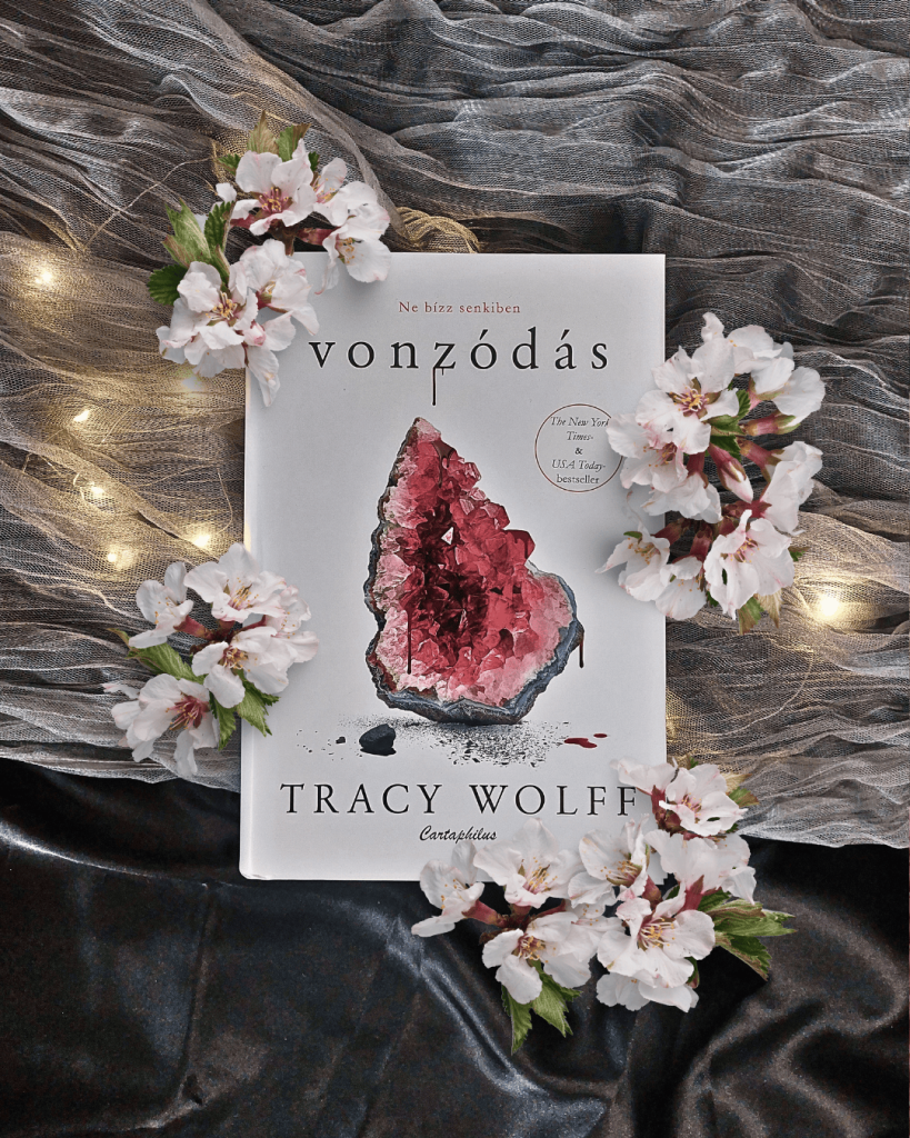 „Hagyjuk az ifjúsági regényt, az életem egy valóságos paranormális szappanopera, ahol bármi megtörténhet…”

És Grace életében tényleg minden megtörténik, én pedig imádom olvasni!
Dráma, hiszti, fordul